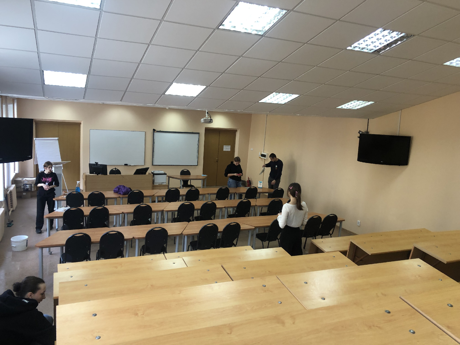 20 апреля 2024 года группа 23ИПО1 (куратор – проф. каф. ВИиО В.И. Шувалов) приняла участие в субботнике по уборке аудиторий 11 корпуса ПГУ и приведению в порядок прилегающей территории